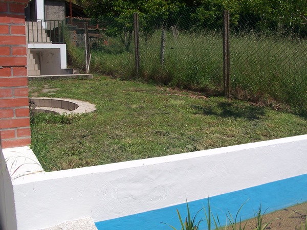 Alternative raised lawn for relaxing near the pool